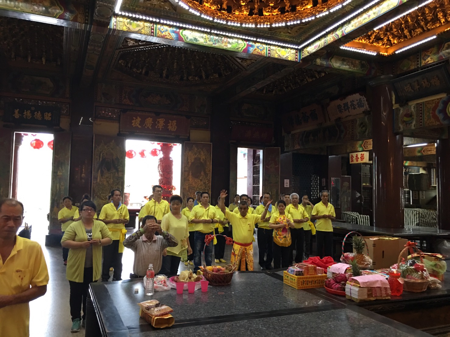 金碧輝煌的正殿， 連綿兩層樓的挑高氣勢， 台灣廟宇的尊崇！